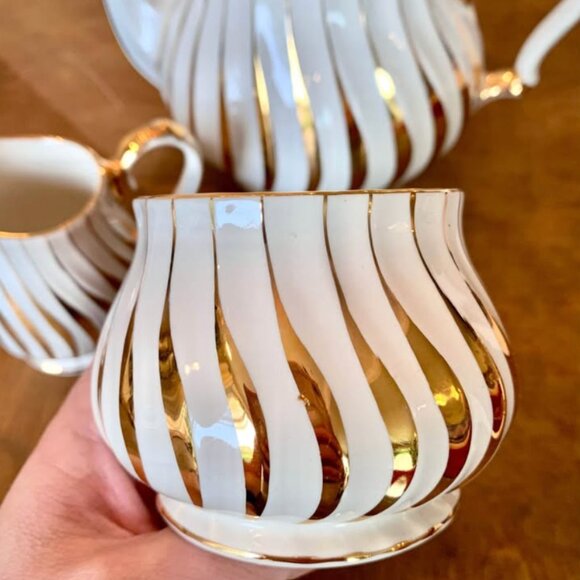 Vintage Sadler “Gold Swirl” teapot with cream and sugar - Picture 6 of 8